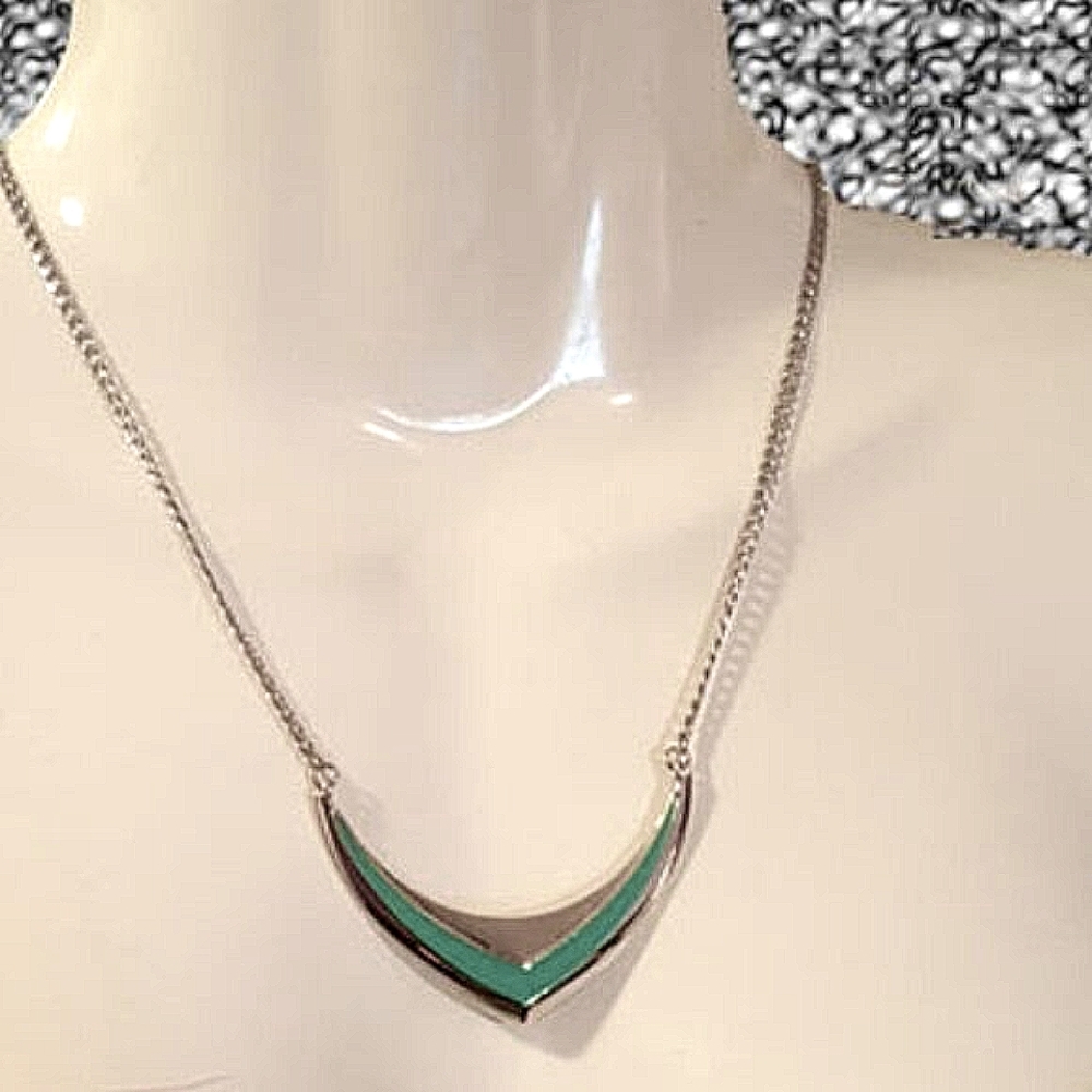 Green Chevron Necklace Silvertone Chain from BCBG Generation Womens 16 inch NWT - Picture 2 of 8